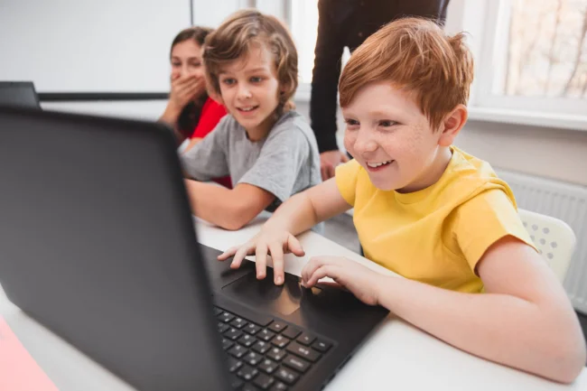 mA-Kinder-begeistert-am-Laptop