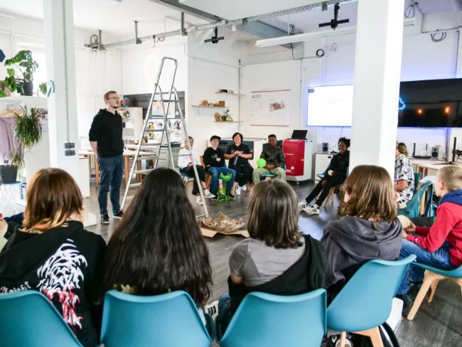 mA-Schulklassse-in-makerAcademy Kinder bauen und programmieren elektronisches Spielzeugauto